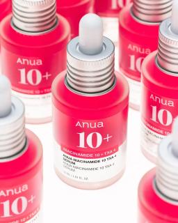 کلوزآپ نوشته Anua 10+ Niacinamide 10 + TXA 4 روی بطری